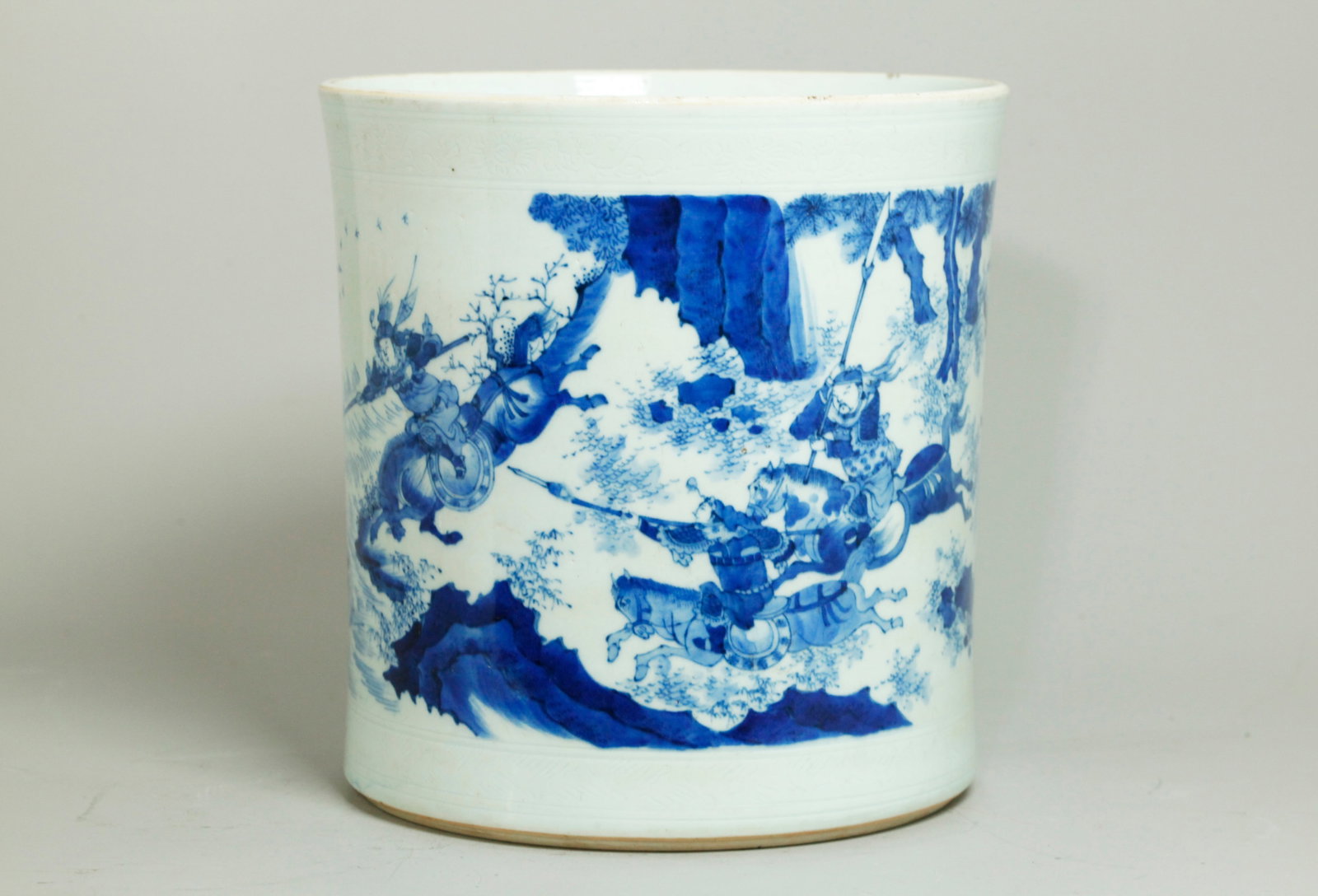 Lg Chinese Blue White Porcelain Bitong Brush Pot: Large Chinese Blue White Porcelain Bitong Brush Pot with slightly waisted sides well painted with a General and 2 Soldiers on Horseback followed by 4 Foot Soldiers chasing a Man escaping over Rushing 