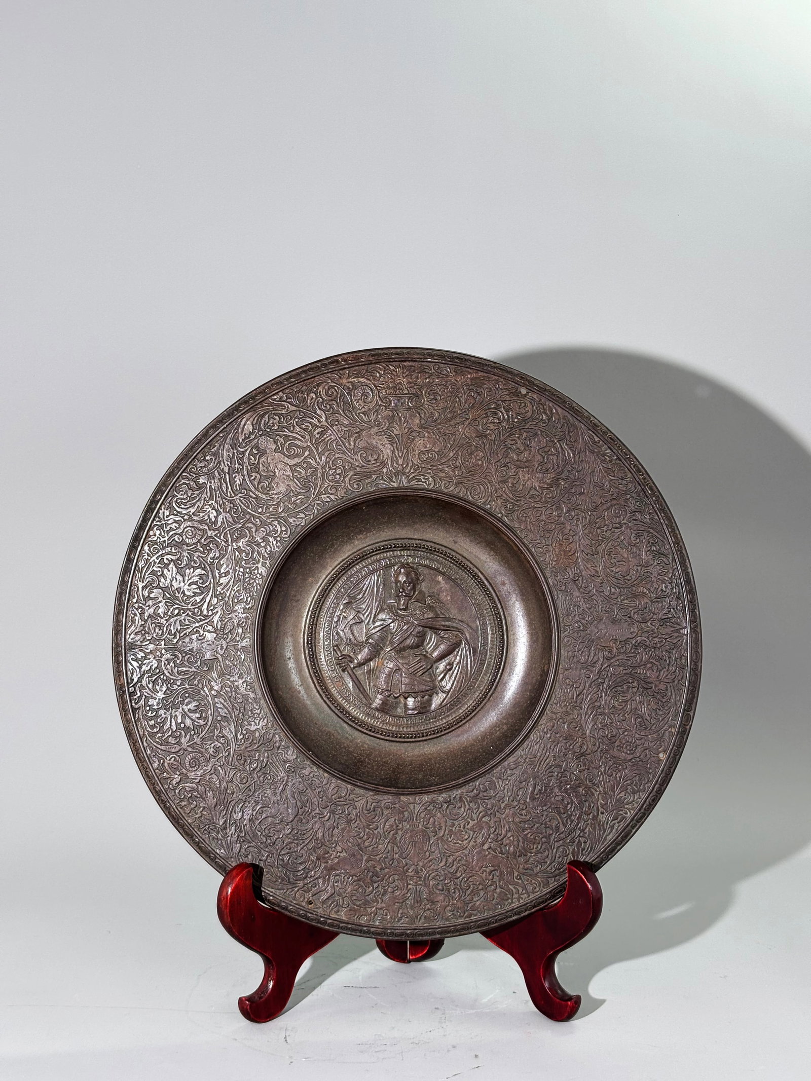 Large Polish Cast Iron Plate King Sigismund III: Large Polish Style Cast Iron Plate, the center with an image of King Sigismund III (1566-1632), King of Poland with a long Latin inscription cast to the border of the center, the wide edges with Renai