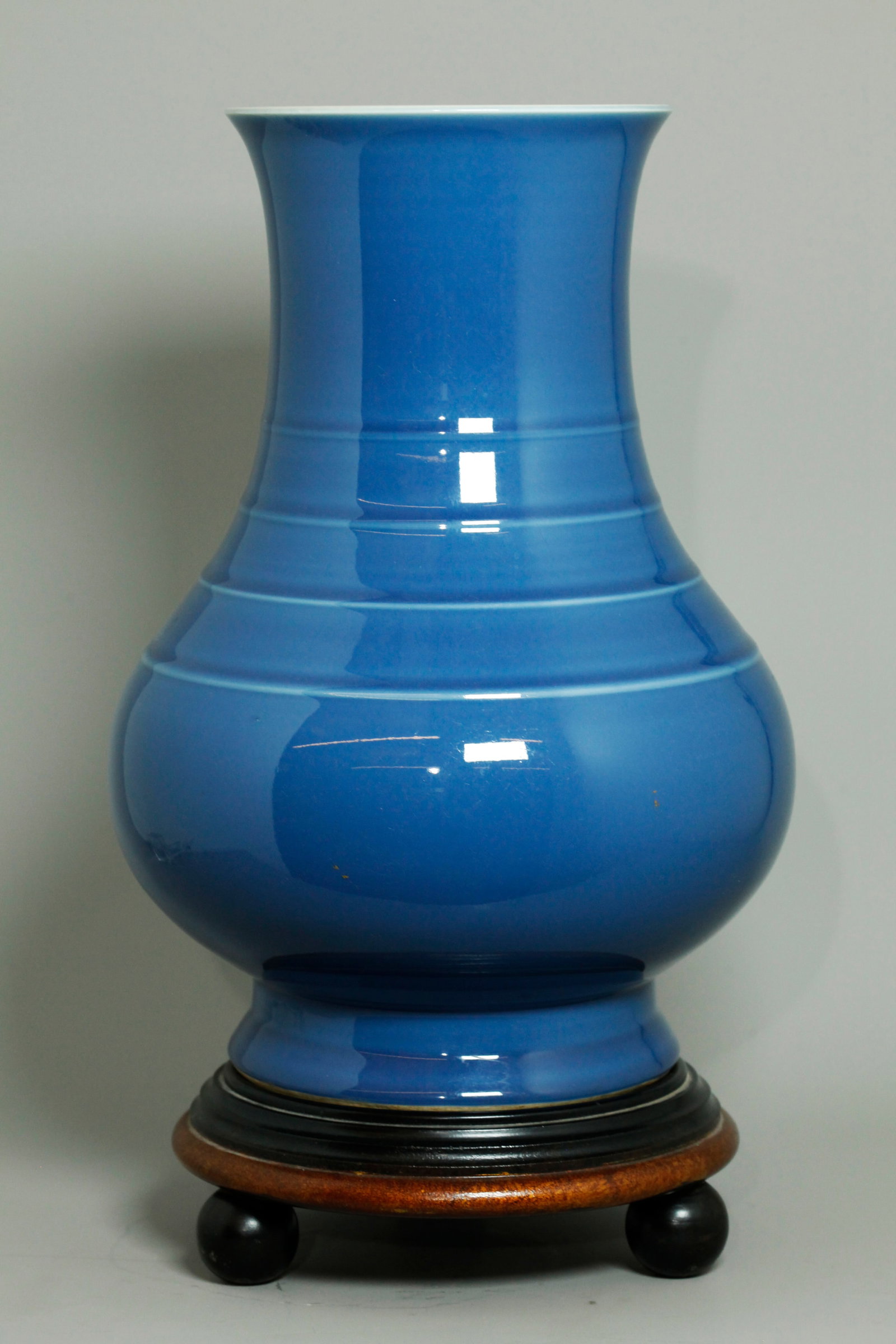 Fine Chinese Late Qing Starch Blue Porcelain Vase (1 of 5)