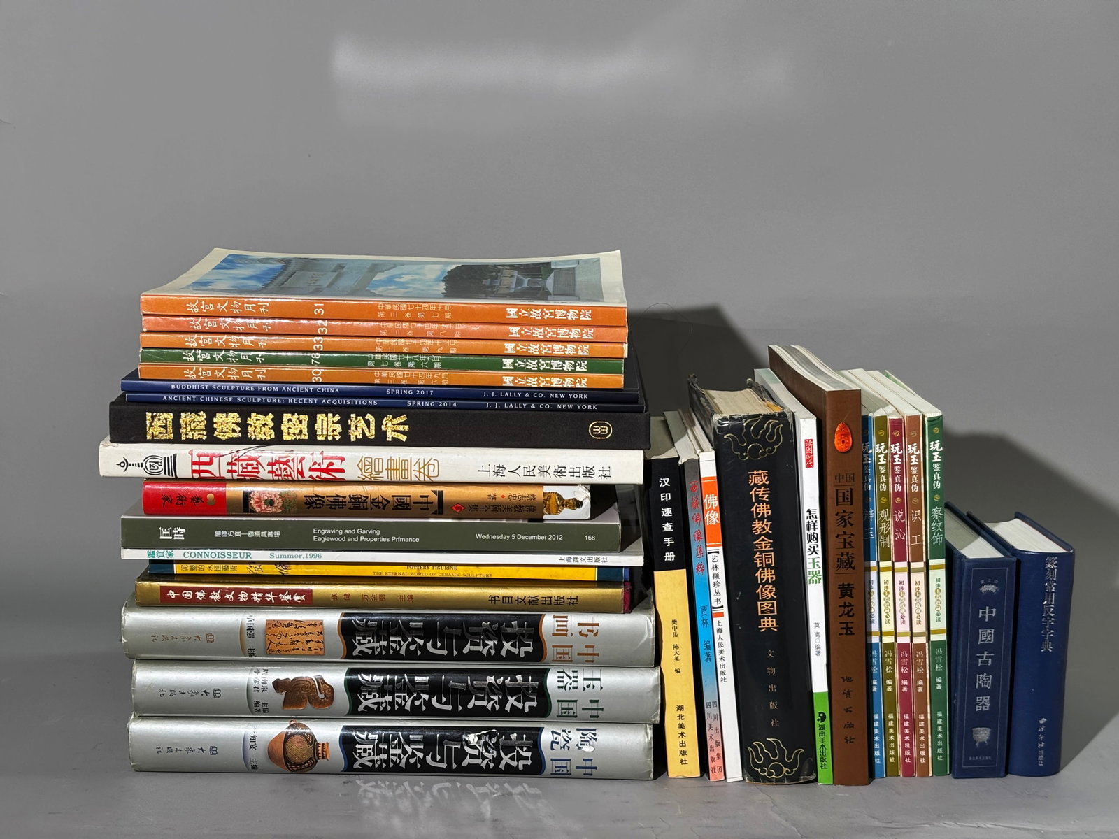 30 Chinese Books; Collecting Advice & History: 30 Chinese Books mostly written in Chinese; including 3 volumes of Collecting Advice (zhongguo taoci touzi yu jiancang) on ceramics, jades and paintings, 5 issues Taiwan National Palace Museum Monthly