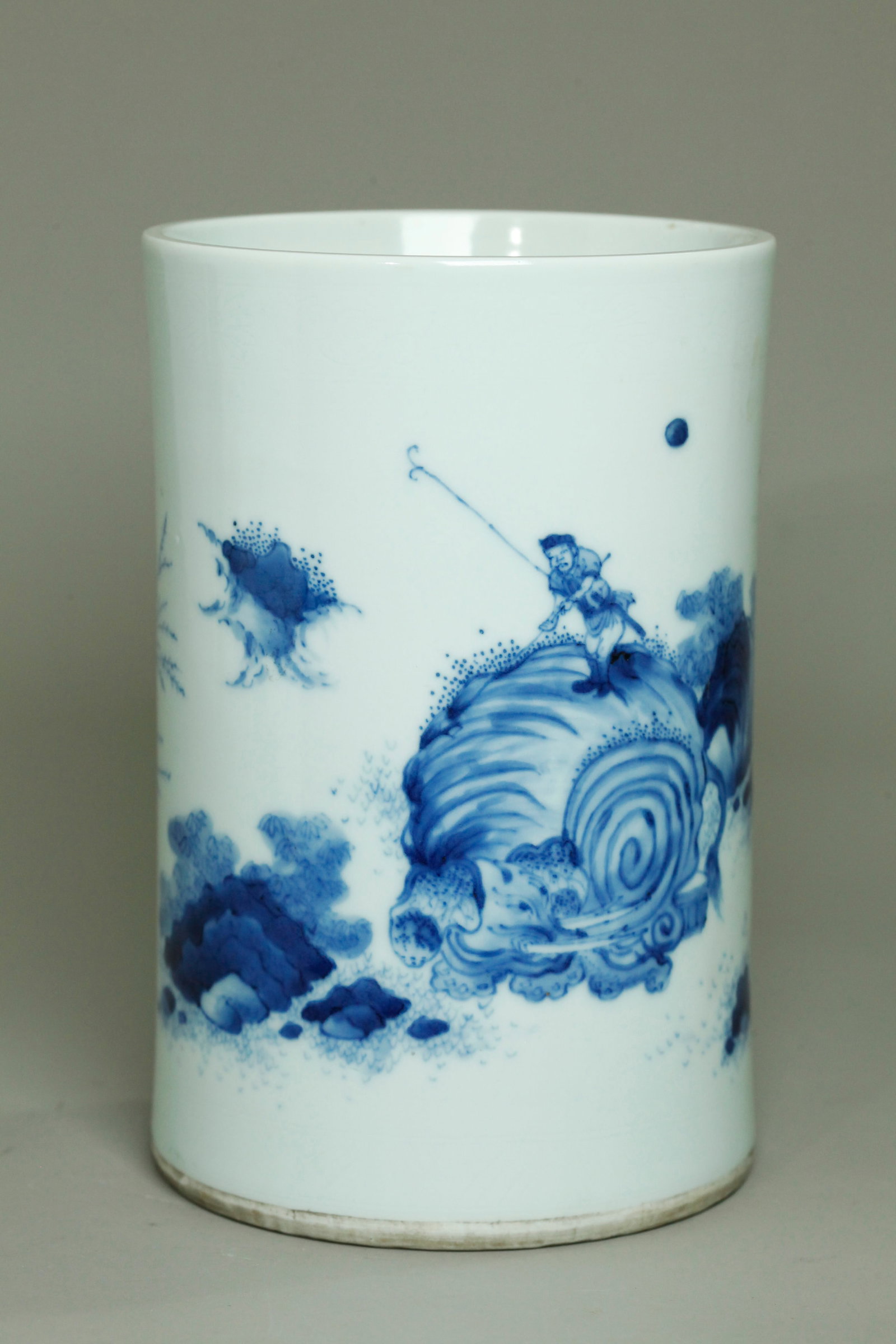Chinese Blue & White Porcelain Bitong Brush Pot: Chinese Blue & White Porcelain Bitong Brush Pot with a scene in blue of 2 figures washing a Buddhist Elephant (Saoxiang) in a garden Setting, between bands of "anhua" incised designs under the glaze b