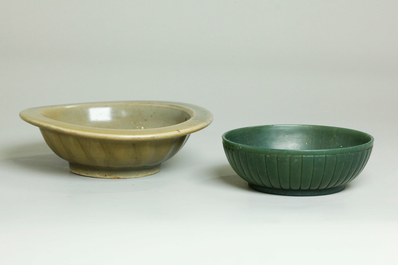Chinese Song Longquan 2 Fish Plate Green Jade Bowl: Chinese Song Dynasty Longquan Celadon Porcelain double Fish small Plate, the outside cavetto carved with flower petals all in a bubble suffused glaze including the recessed base and showing the gray-w