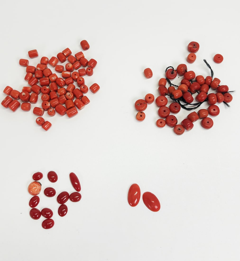 2 Bags Chinese Tibet Coral Beads & Cabochons; 60G: 2 Bags Chinese Tibet Antique Coral Beads; with 1 bag of small dark coral Cabochons and 2 larger cabochons. Total weight 60 grams. PROVENANCE: From Manhattan Private Collection.