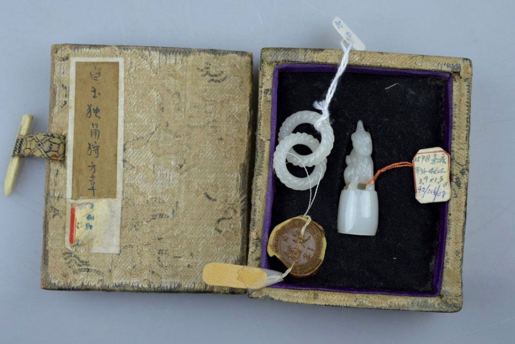 2 Antique Chinese Carved Very White Jades (1 of 9)