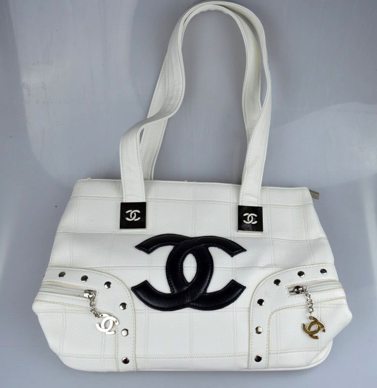 Chanel Vintage Handbag in White Leather (1 of 7)