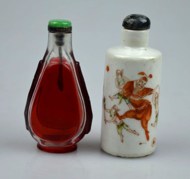 2 Antique Chinese Snuff Bottles, Glass & Porcelain (1 of 8)