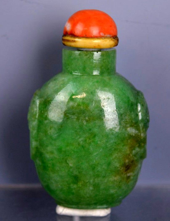 19thC Chinese Green Jadeite Snuff with Lion/Rings (1 of 7)