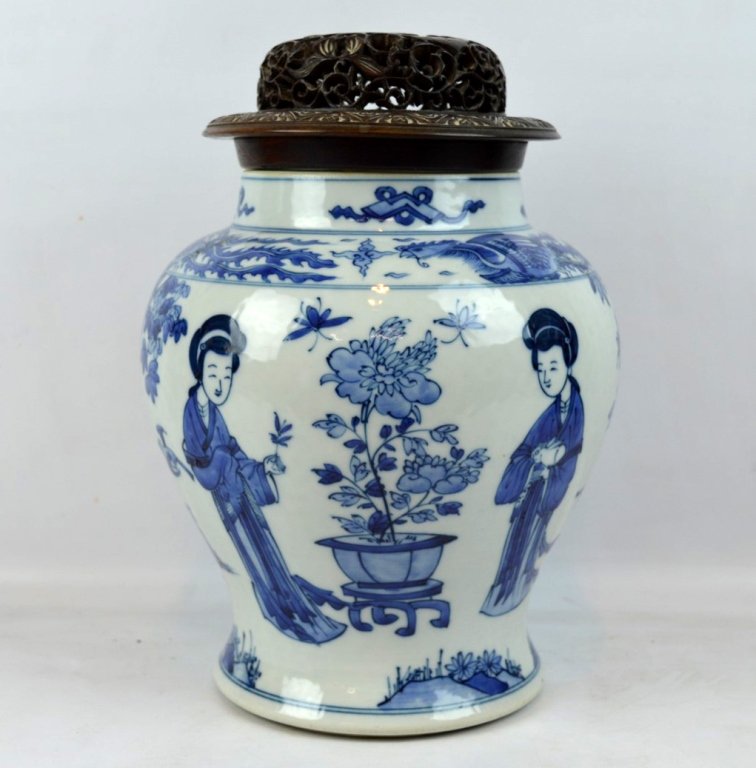 Fine 17th C Chinese Underglaze Blue Baluster Jar (1 of 10)
