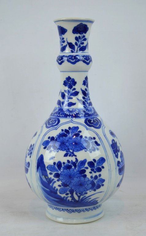 Fine 17th C Chinese Underglaze Blue Bottle Vase (1 of 10)