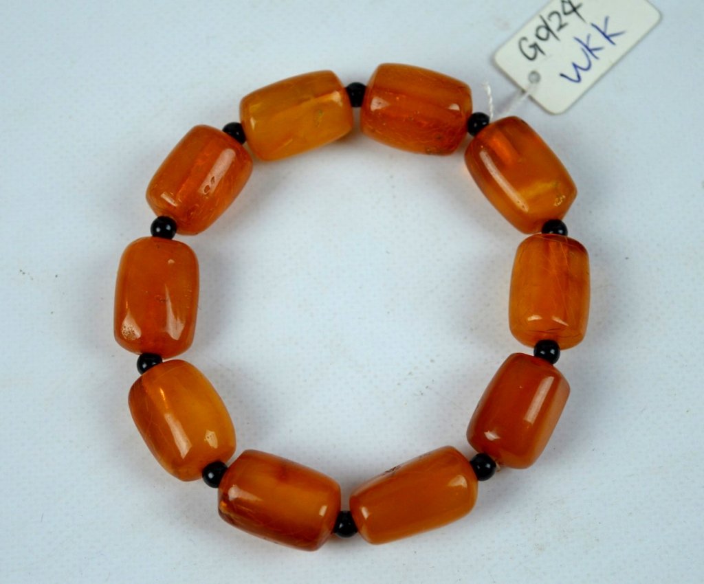 19.6 Grams of Old Amber Beads as a Bracelet (1 of 5)