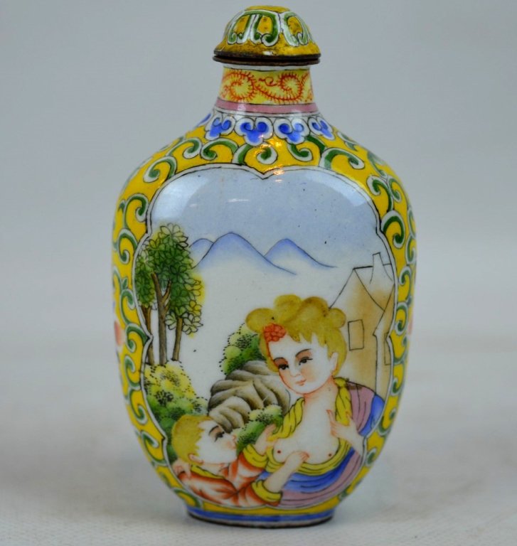 Chinese Canton Enamel Western-Subject Snuff (1 of 5)