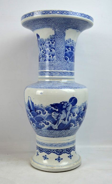 17th/18th C Chinese Blue & White Porcelain Vase (1 of 10)