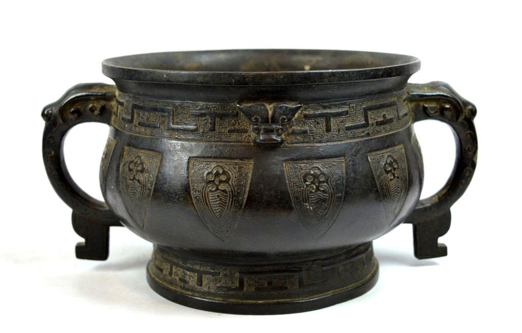 Ming or Earlier Chinese Bronze "Gui" Urn (1 of 10)
