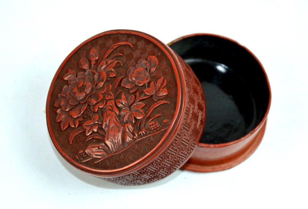 18th/19th C Chinese Carved Cinnabar Round Box (1 of 5)