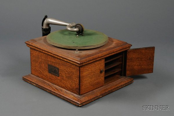 Two Victor Type VV-IV Phonographs, one mahogany, t: Two Victor Type VV-IV Phonographs, one mahogany, the other oak, with Exhibition soundboxes, (oak lacking crank).