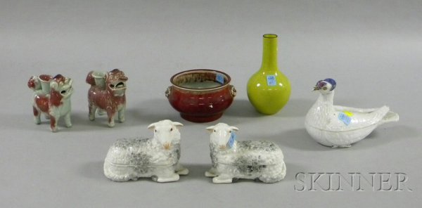 Seven Assorted Chinese Porcelain Items, a pair of 