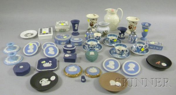 Forty-six Assorted Small Wedgwood Ceramic Items, in: Forty-six Assorted Small Wedgwood Ceramic Items, including two compacts, six oval plaques, ten boxes, Blue Willow pattern ware, vases, a thimble, jugs, etc.