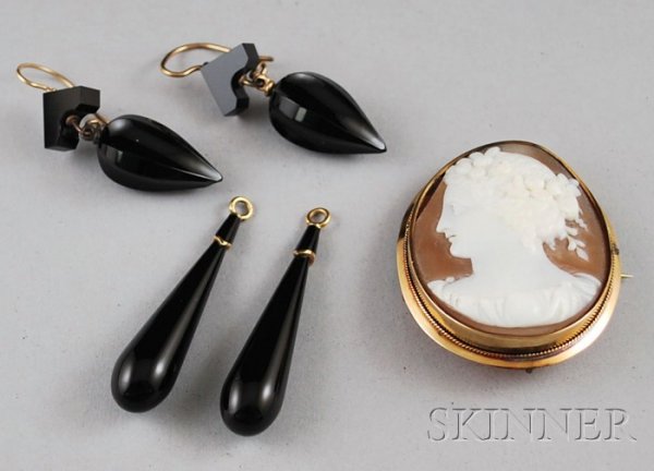 14kt Gold-framed Shell-carved Cameo Brooch of Flor: 14kt Gold-framed Shell-carved Cameo Brooch of Flora and a Pair of Jet Day/Night Earpendants, (damage).