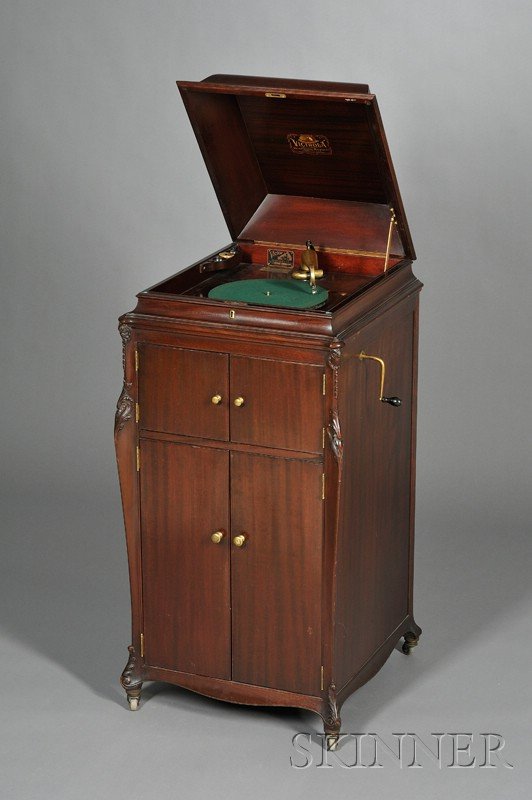 Mahogany Victrola by the Victor Talking Machine Co: Mahogany Victrola by the Victor Talking Machine Company, Camden, New Jersey, Model VV-XVI, triple spring motor, reproducer marked Victor Improved Concert mahogany dome-top cabinet with hinged lid and 