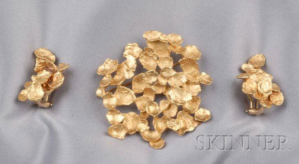 Artist-designed 18kt Gold Suite, Ed Wiener, abstra: Artist-designed 18kt Gold Suite, Ed Wiener, abstract-form brooch and earclips, 15.9 dwt, lg. 1 5/8, 7/8 in., brooch signed.