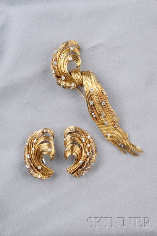 18kt Gold and Diamond Suite, Sterle, Paris, compri: 18kt Gold and Diamond Suite, Sterle, Paris, comprising a brooch with scrolling wire motif prong-set with full-, and baguette-cut diamond melee, earclips en suite, approx. total wt. 1.40 cts., 47.8 dwt