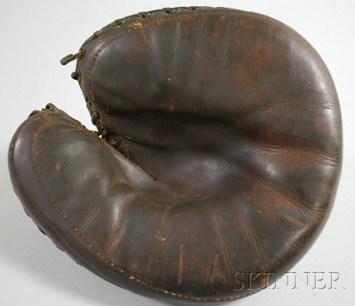 Draper Maynard Co. Leather "The Lucky Dog Kind" Bu: Draper Maynard Co. Leather "The Lucky Dog Kind" Buckle-back Baseball Catcher's Glove, c. 1940, signature model, right throw, cloth tag with "D&M" in a diamond.