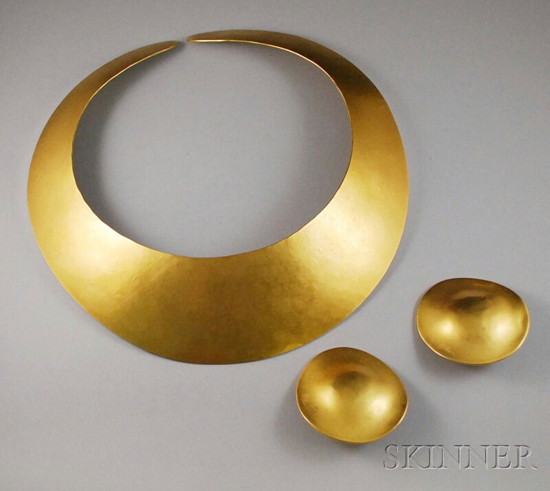 Two Robert Lee Morris Jewelry Items, a yellow meta: Two Robert Lee Morris Jewelry Items, a yellow metal hammered collar and disc earrings, interior cir. 15 1/2, dia. 1 7/8 in., both signed.