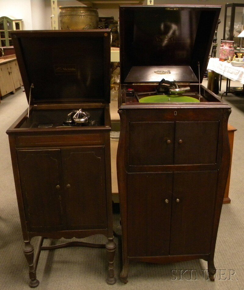 Two Victor Talking Machine Co. Victrola Mahogany V: Two Victor Talking Machine Co. Victrola Mahogany Veneer Floor Standing Record Players.