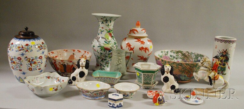 18 Pieces of Assorted European Ceramics and C: Eighteen Pieces of Assorted European Ceramics and Chinese Porcelain, including a Royal Doulton hexagonal box, Royal Crown Derby pin tray and bird figure, a Mottahedeh bowl, Austrian porcelain "Levade-