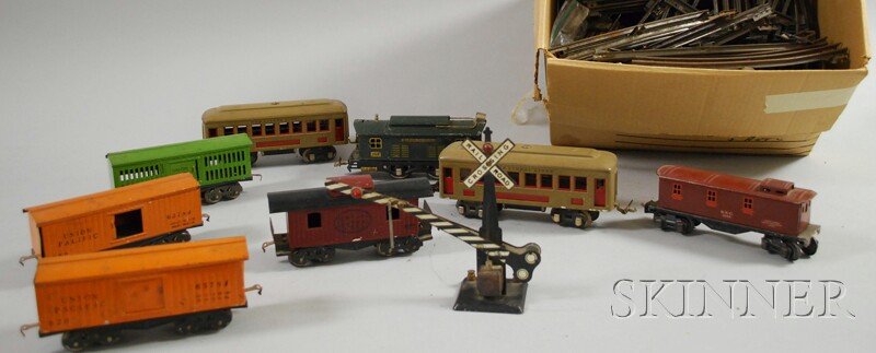 Lot of Lionel Metal Electric Toy Trains with Acces: Lot of Lionel Metal Electric Toy Trains with Accessories, two 610 Pullman cars, 1682 car, 821 stock car, two 820 box cars, 822 caboose, 253 engine, electric crossing gate, and track.