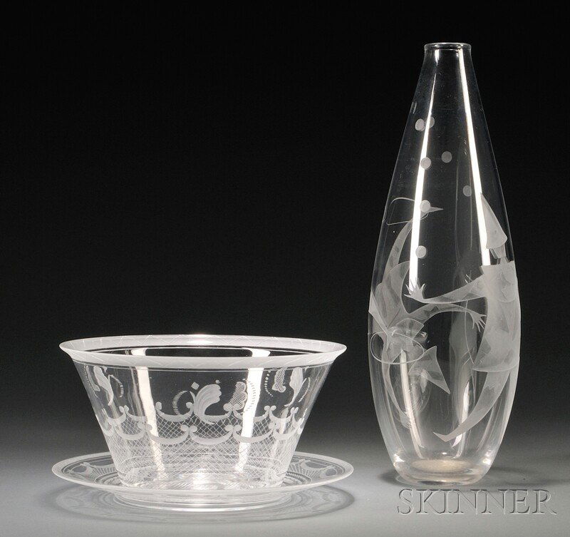 , Orrefors Bowl with Underplate and a Vase, Art gl: Orrefors Bowl with Underplate and a Vase Art glass Sweden, 20th century The bowl designed by Simon Gates with engraved decoration to flared rim above a repeated floral design and circling pattern of s