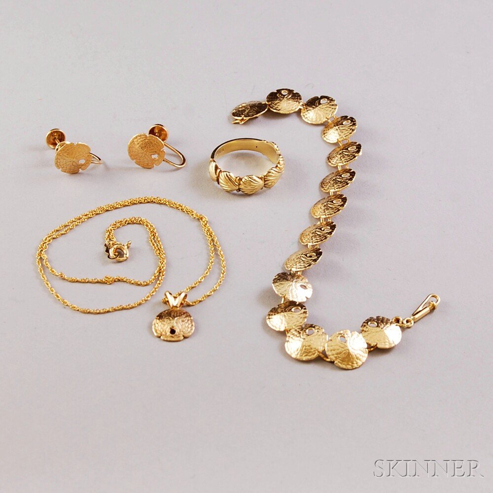 Small Group of 14kt Gold Seashell Jewelry, a scallop sh: Small Group of 14kt Gold Seashell Jewelry, a scallop shell ring, size 5, and a suite of sand dollar jewelry, comprised of bracelet, pendant necklace, and earrings, the earrings with 10kt gold screw-ba