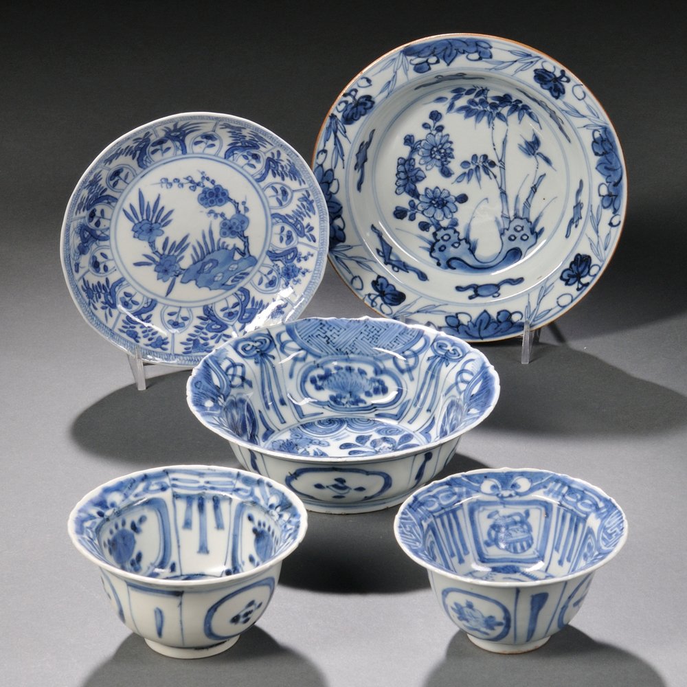 Five Blue and White Tableware Items, China, a Kraak: Five Blue and White Tableware Items, China, a Kraak ware bowl, gently rounded sides rising into a flattened upturned rim with lobed edges, the interior decorated with a songbird on a rock, surrounded 