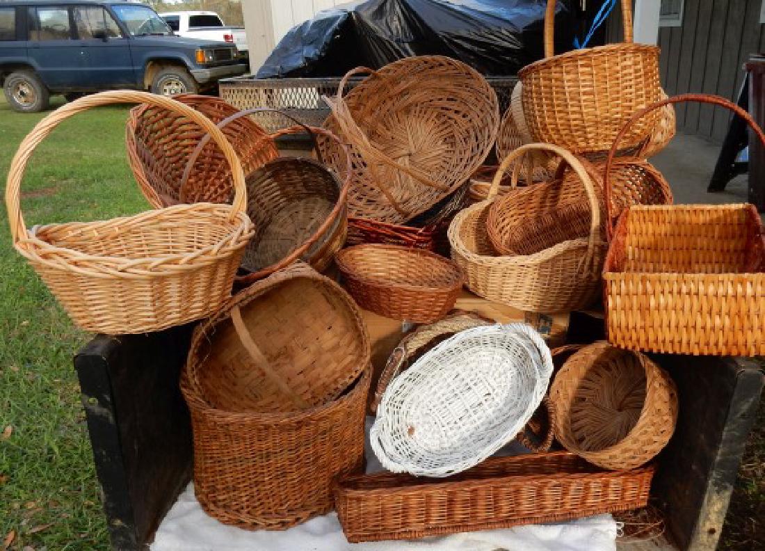 Decorative Items: 19 assorted decorative baskets