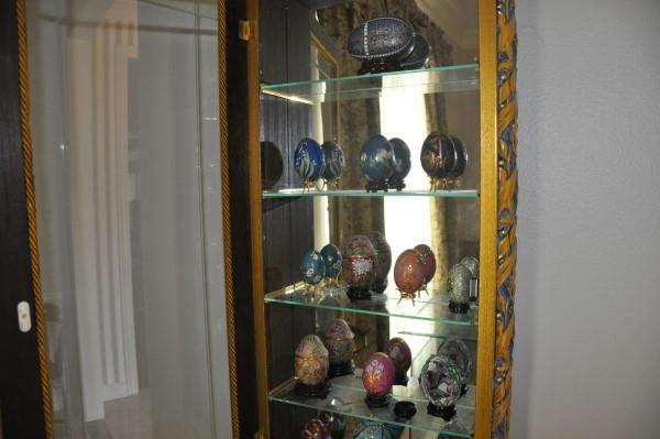 Collection of 14 decorative eggs on pedestals: Collection of 14 decorative eggs on pedestals: cloisonné, porcelain, tin