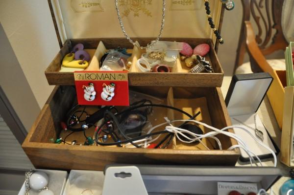 Jewelry chest filled with treasures: Jewelry chest filled with treasures: 10+ gold tone necklaces, bracelets-some with stones & beaded, chain/wood belt, Christmas earnings & necklace, pendants on cords, retro jewelry, 20th century