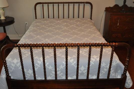 Antique walnut "Jenny Lind" spool bed: Antique walnut "Jenny Lind" spool bed with headboard & footboard & wood side rails, double size, headboard 52" l x 39" h, footboard 52" l x 33" h, late 19th century