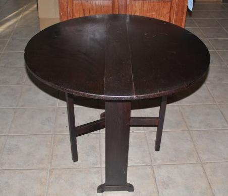 English drop leaf table: English drop leaf table 36" round x 28" h, late 19th century