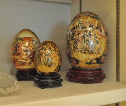3 decorative Asian porcelain eggs on stands: 3 decorative Asian porcelain eggs on stands 12"-6", 20th century
