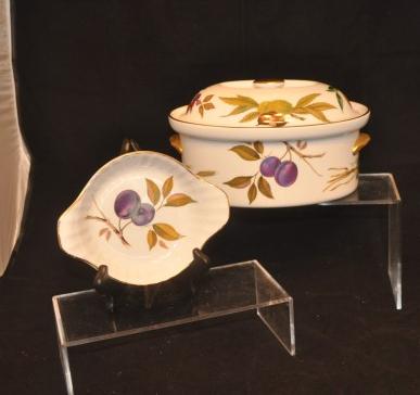 Royal Worcesher "oven to table" covered casserole &: Royal Worcesher "oven to table" covered casserole & small bowl, made in England, 20th century