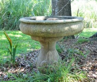 Fleur-de-lis concrete bird bath: Fleur-de-lis concrete bird bath