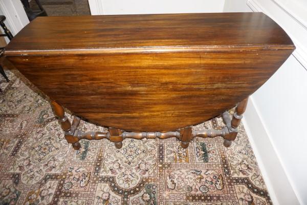 English oak gate leg table: English oak gate leg table: ornately carved legs that swing out 4' w x 53" d x 30" h, 19th century