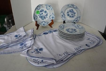 Meissen blue & white porcelain "Blue Onion" pattern: Meissen blue & white porcelain "Blue Onion" pattern: 8 berry bowls, 8 napkins, 8 place mats, 20th century