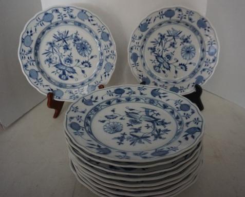 Meissen blue & white porcelain "Blue Onion" pattern: Meissen blue & white porcelain "Blue Onion" pattern 11 dinner plates 9 3/4", 20th century