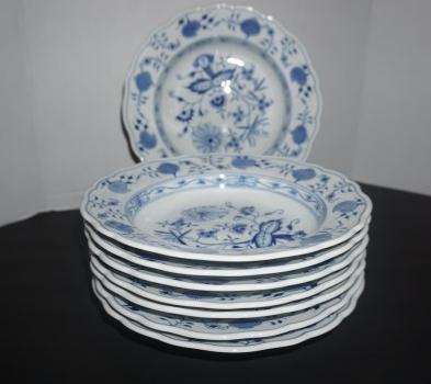 Meissen blue & white porcelain "Blue Onion" pattern: Meissen blue & white porcelain "Blue Onion" pattern: 8 cream soup bowls, 20th century
