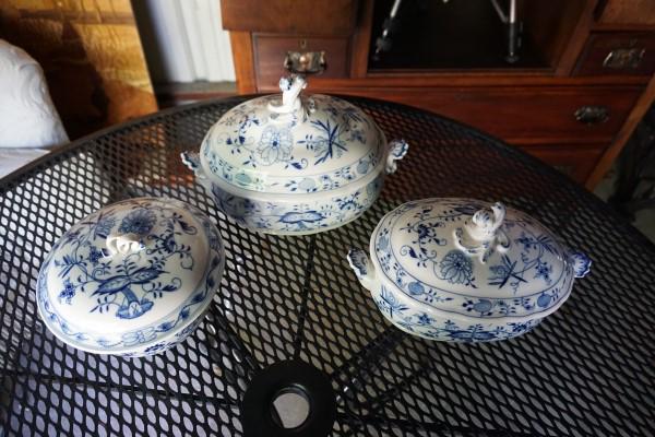 Meissen blue & white porcelain "Blue Onion" pattern-2: Meissen blue & white porcelain "Blue Onion" pattern-2 oval covered dishes & 1 round covered dish, 20th century