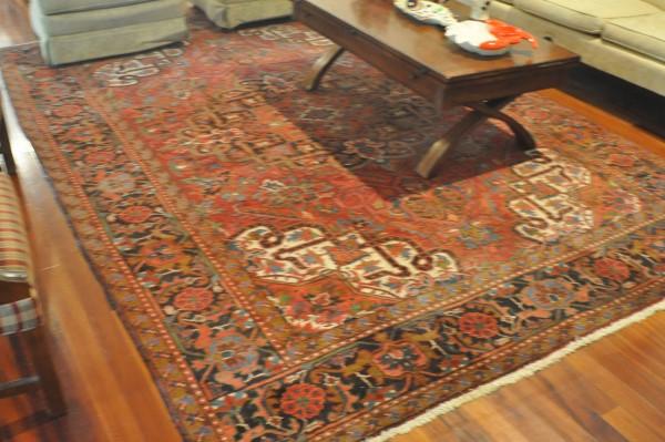 Beautiful antique Heriz area rug: Beautiful antique Heriz area rug 11'4" x 8", 20th century