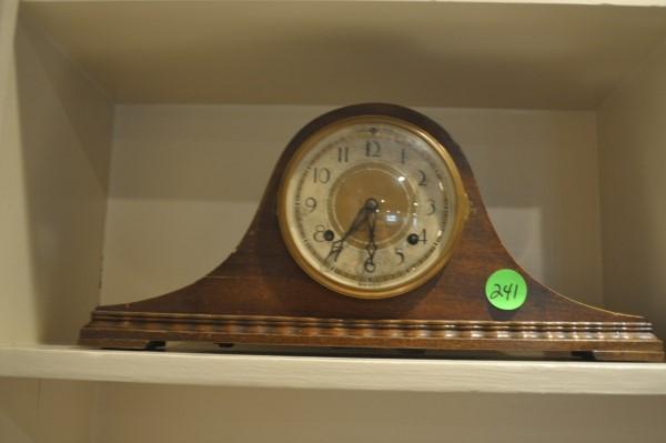 Mahogany mantle clock by New Haven with Cathedral Gong: Mahogany mantle clock by New Haven with Cathedral Gong movement, 20th century