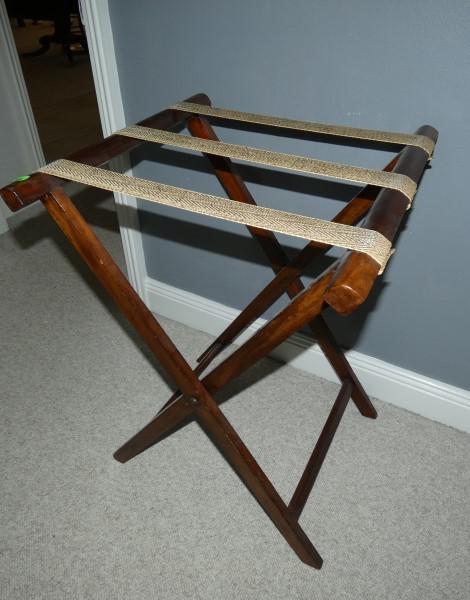 Mahogany Butler/luggage stand: Mahogany Butler/luggage stand 21" w x 22" d x 31" h, 20th century