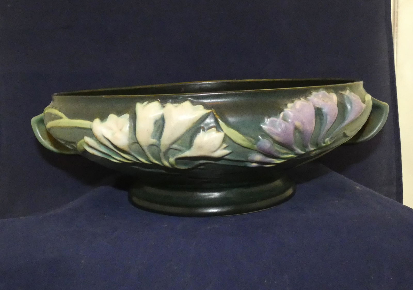 Roseville Pottery Vase "Freesia" pattern (1 of 4)